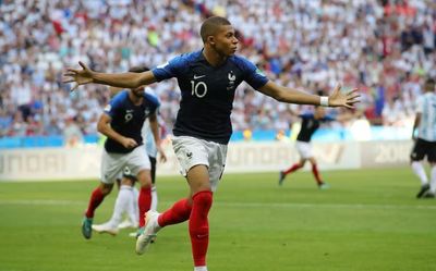 Mbappe sánh ngang Ronaldo 'béo', trở thành tay 'săn bàn' đỉnh nhất vòng knock-out World Cup