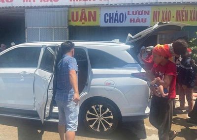 Người mẹ đưa 2 con nhỏ đi bộ qua miền Trung dưới nắng nóng trên 40 độ C