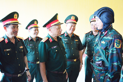 Thượng tướng Lê Quang Minh: Lữ đoàn 202 cần áp dụng sáng kiến, công nghệ để nâng cao chất lượng huấn luyện, diễn tập