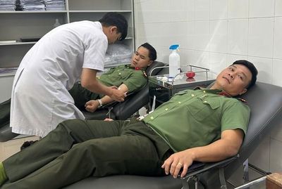 2 cán bộ Công an kịp thời hiến máu cứu người