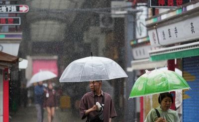 Mưa lớn, giao thông tê liệt ở thủ đô Tokyo