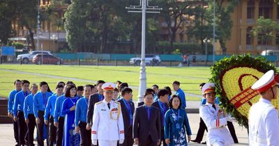 Đoàn đại biểu dự Đại hội XIV Công đoàn Việt Nam vào Lăng viếng Chủ tịch Hồ Chí Minh