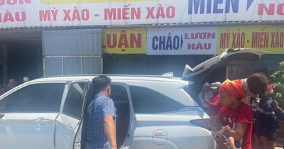Tin mới về người mẹ địu con, đẩy xe nôi xuyên Việt dưới nắng nóng 40 độ C