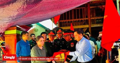 Xúc động đón liệt sĩ hy sinh trên đất bạn Lào trở về quê hương