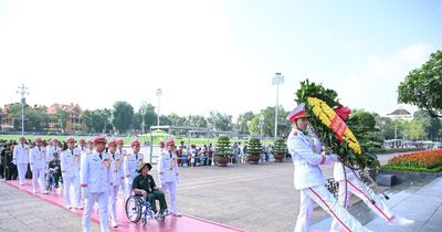Đoàn đại biểu người có công tiêu biểu tỉnh Nghệ An dâng hoa, viếng Bác tại Lăng Chủ tịch Hồ Chí Minh
