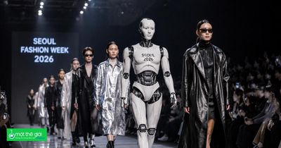 Robot hình người lên sàn diễn thời trang Seoul