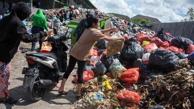 Núi rác trở thành 'bom hẹn giờ' tại Indonesia