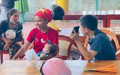 Hỗ trợ 3 mẹ con đi bộ 'xuyên Việt' giữa trời nắng gắt trở về nhà