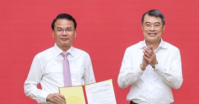 Công bố, trao quyết định của Bộ Chính trị về công tác cán bộ