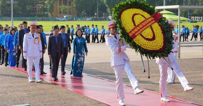 Đại biểu dự Đại hội Công đoàn Việt Nam XIV viếng Lăng Chủ tịch Hồ Chí Minh