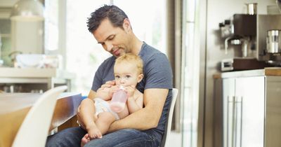 Những ông bố chọn giảm giờ làm để ở nhà chăm con