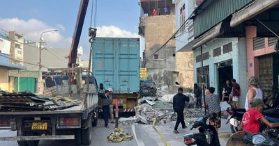 Sau cú đâm mạnh của xe container, 1 lán nhà dân bị sập hoàn toàn