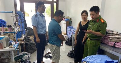Niêm phong máy móc, sản phẩm của Công ty Dệt may Hương Quỳnh vì nghi sản xuất hàng hóa giả mạo nhãn hiệu