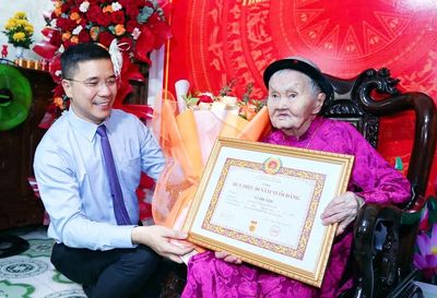 Trao tặng Huy hiệu 80 năm tuổi Đảng cho đảng viên Vũ Thị Xâm
