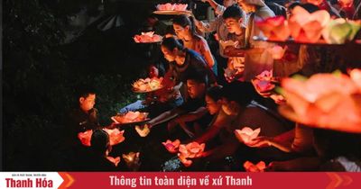 Đêm hội hoa đăng thắp sáng mùa thi tại đền Cây Thị