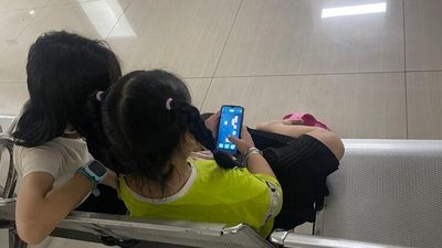 Sức khỏe số của giới trẻ: Những tín hiệu đáng lo - Bài 1: Đằng sau ánh sáng xanh
