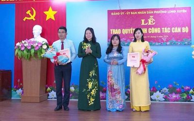 Đảng ủy, UBND phường Long Xuyên trao quyết định cán bộ