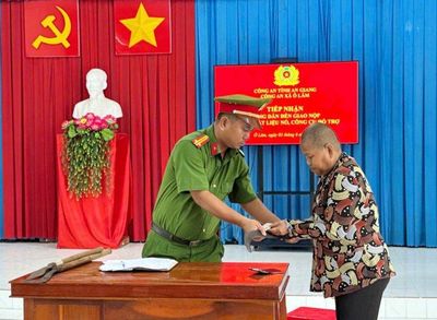 Công an xã Ô Lâm ra mắt mô hình vận động thu hồi vũ khí, vật liệu nổ, công cụ hỗ trợ