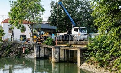 Phường Vũ Ninh xử lý bước đầu tình trạng nước đen, nổi bọt trắng trên kênh Kim Đôi