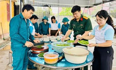 Phụ nữ tiếp sức lực lượng dân quân tự vệ tham gia huấn luyện