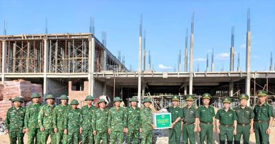 Động viên lực lượng biên phòng tham gia xây dựng trường nội trú liên cấp ở xã Đắc Pring