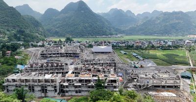 300 công nhân chạy đua tiến độ đưa trường nội trú Mường Khương về đích