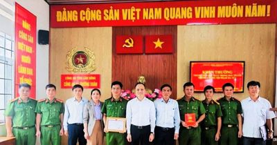 Khen thưởng đột xuất Công an xã Trường Xuân