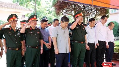 Dâng hoa, dâng hương tưởng niệm các anh hùng liệt sĩ tại Nghĩa trang liệt sĩ phường Tô Hiệu
