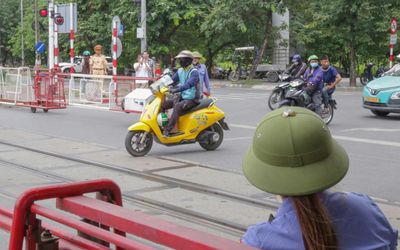 Vượt tín hiệu cảnh báo tàu bị phạt nặng, vì sao nhiều tài xế vẫn vi phạm?