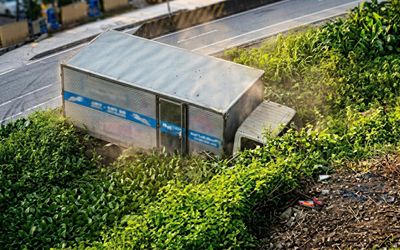 Ô tô tải quay đầu 'thần tốc', húc văng xe máy xuống mương