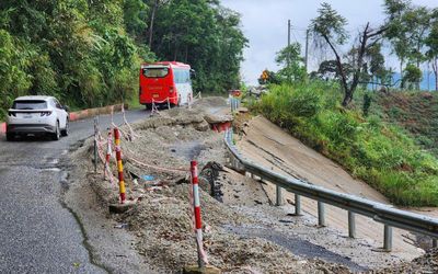 Gấp rút khắc phục hư hỏng, đứt gãy nền đường QL24