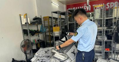 Hà Nội: Lực lượng quản lý thị trường kiểm tra, thu giữ hàng loạt hàng hóa giả mạo, không rõ nguồn gốc