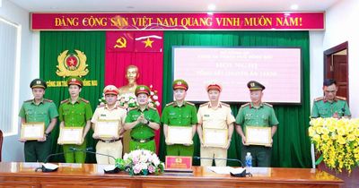 Khen thưởng các tập thể, cá nhân phá chuyên án mua bán dữ liệu cá nhân