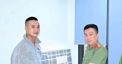 Khen thưởng cán bộ Công an dũng cảm khi trấn áp đối tượng côn đồ