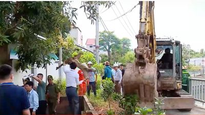 Xã Vĩnh Thanh cưỡng chế công trình vi phạm trên đất công