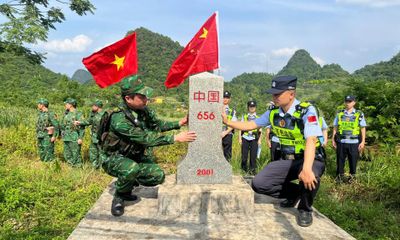 Phối hợp tuần tra song phương bảo vệ đường biên, mốc giới