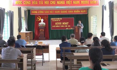 Trưởng Ban Tuyên giáo và Dân Vận Tỉnh ủy Nông Thanh Tùng dự sinh hoạt tại Chi bộ xóm Đông Sơn, xã Minh Tâm