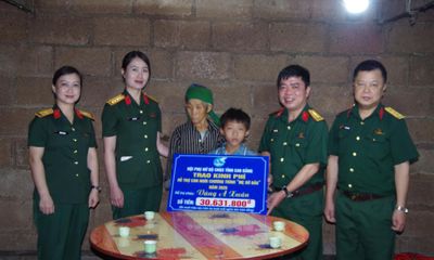 Bộ Chỉ huy Quân sự tỉnh trao kinh phí hỗ trợ con nuôi Chương trình 'Mẹ đỡ đầu'