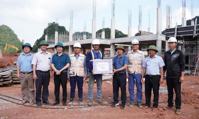 Phó Chủ tịch HĐND tỉnh Lã Hoài Nam kiểm tra tiến độ xây dựng trường nội trú liên cấp tại xã Tổng Cọt