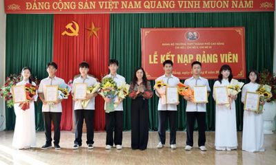 Đảng bộ Trường THPT Thành phố Cao Bằng kết nạp 8 đảng viên là học sinh