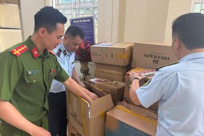 Quản lý thị trường Hà Nội phát hiện, tạm giữ hơn 8.200 bao thuốc lá nhập lậu