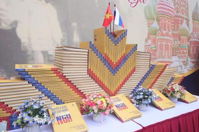 Ra mắt sách ảnh 'Nguyễn Ái Quốc - Hồ Chí Minh với nước Nga'