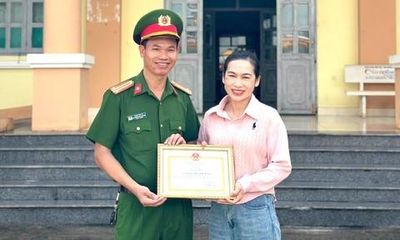 Biểu dương nữ công nhân môi trường trả lại 37,5 triệu đồng cho người đánh rơi