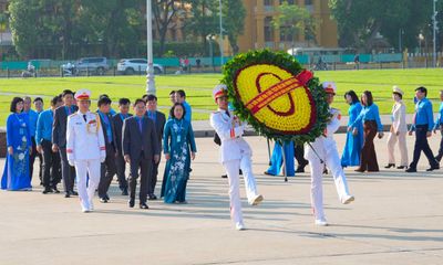 Đoàn đại biểu dự Đại hội XIV Công đoàn Việt Nam vào Lăng viếng Chủ tịch Hồ Chí Minh