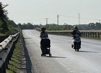 Hai đứa trẻ cùng mẹ xuyên miền Trung dưới nắng 40 độ C: Yêu cầu theo dõi chặt chẽ