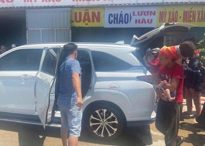 Ba mẹ con đi bộ xuyên miền Trung dưới nắng 40 độ C được hỗ trợ lên taxi về nhà