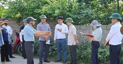 Thường trực HĐND xã Xuân Mai khảo sát hiện trạng các điểm nóng dân sinh bức xúc