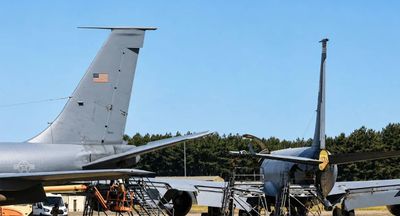 Máy bay tiếp dầu KC-135 Mỹ va chạm trên không, rách cánh đuôi