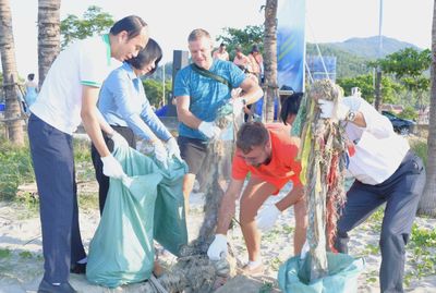 Ra quân làm sạch bãi biển Đà Nẵng nhân ngày môi trường thế giới