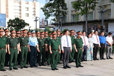 Lãnh đạo Bộ Quốc phòng và Thành ủy TP.HCM dâng hoa tưởng nhớ Chủ tịch Hồ Chí Minh